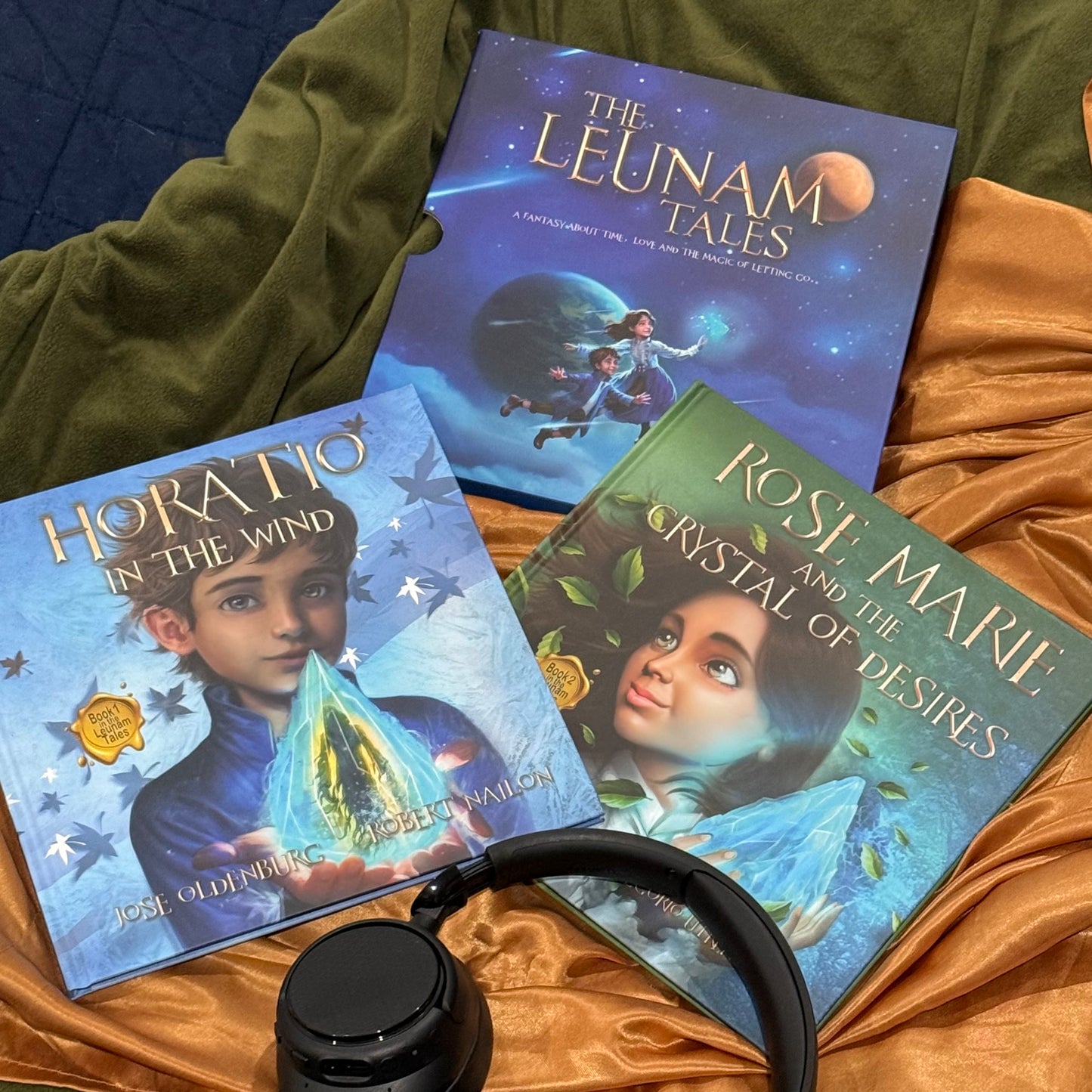 Paquete de experiencia audiovisual | En Inglés | Dos libros ilustrados inmersivos de tapa dura con audio sobre el tiempo y la pérdida | 164 páginas ilustradas con estilo cinematográfico